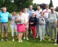 Bild: bö
Zum 37. Mal wurde heuer der Willy-Schildt-Gründerpokal beim Golf und Landclub in Schmidmühlen ausgespielt. Gewonnen hat Gerti Schimidt aus Regenstauf (links vorne). Dazu gratulierten Präsident Harald Thies (links) und Spielführer Reinhold Scharl (rechts).