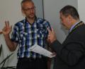 Bild: gf
Bürgermeister Peter Dotzler (rechts) vereidigt den neuen Gemeinderat Hans Jürgen Zintl.