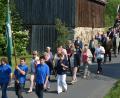 Bild: Rosner, Josef [JR] (ROSNER.JOSEF@T-ONLINE.DE)
Die Fahnenabordnung der Katholischen Landjugend Leonberg führt den Kirchenzug an.