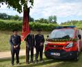 Bild: bnr
Die restaurierte Fahne der Feuerwehr Trausnitz und der neue Mannschaftswagen erhielten den kirchlichen Segen.