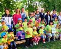Bild: hai
Kleine Bären als Geschenk für ihr tolles Mitmachen über ein Jahr auf dem Weg zum "Haus der kleinen Forscher" gab es für die Kinder der Kindertagesstätte Krabbelkiste aus den Händen der Bayreuther IHK-Vertreter Andrea Wild (stehend dritte von rechts) und Torsten Schmidt (stehend fünfter von rechts). Zur erfolgreichen Zertifizierung gratulierte Bürgermeister Porsch (stehend von rechts) dem Kindergartenmitarbeiterinnen Sabine Bock (zweite von rechts), Diana Prechtl (vierte von rechts), Jasmin Fürst, Danja Klein, Kerstin Ruckdeschel und Nadine Löbl (vordere Reihe sitzend von rechts ).