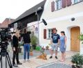 Bild: Stephan Huber
Fernsehjournalistin Isabella Schels (Zweite von links) und ihr Kamerateam interviewen die Familie Lutter vor ihrem historischen Zuhause in Kastl.