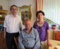 Bild: Adam, Johann [ADJ] (joad-abr-nt@t-online.de)
Zweiter Bürgermeister Konrad Adam gratuliert Felix Lindner (Mitte) zum 80. Geburtstag. Auch Ehefrau Irmgard (rechts) freut sich über den Besuch.