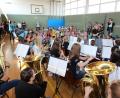 Bild: Ferstl, Sepp [BPH] (SEPP@FERSTL-NABBURG.DE)
Gemeinsam haben das Nachwuchsorchester und die Bläserklasse unter Leitung von Dirigentin Karin Raab die Urkundenverleihung beim Schulsporttag der Grundschule Diendorf musikalisch gestaltet und gleichzeitig für die neue "Bläserklasse 18" geworben.
