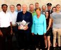 Bild: zer
Die Delegierten der zahlreichen Vereine und die große Verwandtschaft gratulieren Michael Hummer zum 80. Geburtstag.