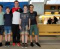 Bild: rwo
Christian Landgraf, Fabian Plannerer, Julian Plannerer und Hannes Reger stellen sich mit dem Olympiasieger von  Rio de Janeiro, Christian Reitz, zum Erinnerungsfoto auf.