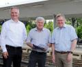 Bild: Pia Regnet
Info-Treffen am Amberger Bahnsteig: Landtagsabgeordneter Harald Schwartz, Bundestagsabgeordneter Alois Karl und Oberbürgermeister Michael Cerny (von links) freuen sich über die Nachrichten aus dem Bundesverkehrsministerium.