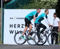 Bild: Christian Charisius/dpa
Auf einem Cube-Bike fährt Torwart Manuel Neuer (Mitte) zum Training der Deutschen Fußball Nationalmannschaft.