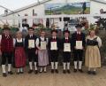 Bild: GUT
Bei den Ehrungen (von links): Bürgermeister Hans Koch, Vortänzerin Sabine Guttenberger, Toni und Sandra Stollner, Benedikt, Jakob und Kilian Guttenberger, Jugendleiterin Silvia Götz