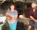 Bild: SOJ, Autor [SOJ] (JOSEFSOELLNER@T-ONLINE.DE)
Gabriele Schecklmann und Michael Philipp, die frischgebackenes Brot aus dem Backofen holten