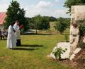Bild: wro
Gemeinsam mit Pfarrer Roeb (rechts) und Pfarrer Franklin beteten die Gläubigen zum ersten Mal gemeinsam zur Mutter Gottes, der die Grotte im Garten von Hildegard Keck gewidmet ist.