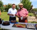 Bild: rpp
MDL Tobias Reiß (links) und CSU Ortsvorsitzender Hans Walter bedienen sich an der Kuchentheke.