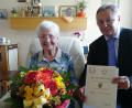 Bild: zip
Gertraud Paßler feiert 90. Geburftstag, wozu stellvertretender Bürgermeister Heinrich Ruppert gratuliert.