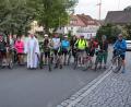 Bild: Rosner, Josef [JR] (ROSNER.JOSEF@T-ONLINE.DE)
Zwölf Radpilger um Cheforganisator Edgar Wenisch (Mitte) machten sich am Mittwochmorgen auf den Weg nach Altötting. Verabschiedet wurden sie von Pfarrseelsorger Pater Benedikt Leitmayr mit dem Pilgersegen.