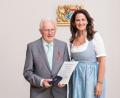 Bild: Seyfarth/exb
Aus der Hand von Landwirtschaftsministerin Michaela Kaniber bekommt Ludwig Berger das Verdienstkreuz am Bande.