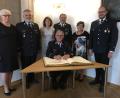Bild: eig
Kreisbrandrat Richard Meier setzt seine Unterschrift unter ein Kapitel Feuerwehrgeschichte im Landkreis. Mit im Bild die scheidenden Kreisbrandinspektoren Uli Kraus (2.v.l.) und Hans Rewitzer (4.v.l.), jeweils mit ihren Frauen; rechts Landrat Andreas Meier neben der Frau des Kreisbrandrates.