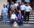 Bild: wmi
Ein FC-Vorbach-Schal und ein T-Shirt mit der Nummer 80 – passend zum Geburtstag: Das sind die Geschenke von FCV und Förderverein zum "Runden" von Arno Friede (vorne). Unser Bild zeigt ihn mit Ehefrau Anni, den vier Kindern Alwin, Siegfried, Martina und Karl-Heinz (direkt dahinter), FC-Vorsitzendem Hans Wiesnet und Bürgermeister Werner Roder (von links) sowie Wolfgang Busch (rechts), dem Vorsitzenden des Fördervereins.