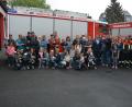 Bild: Rosner, Josef [JR] (ROSNER.JOSEF@T-ONLINE.DE)
Vieles Neues erfuhren die Kinder und Eltern der Krabbelgruppe beim Besuch der Feuerwehr Mitterteich. Otto Weiß und Kommandant Franz Bauernfeind (von rechts) nahmen sich dafür zwei Stunden Zeit.
