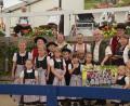 Bild: GUT
Bei der Breitenstein-Kirchweih führen die jungen Trachtler zum ersten Mal ihre neuen Dirndl und Leiberl aus. Mit ihnen freuen sich (hinten, von links) Jugendleiterin Silvia Götz, Kinderleiterin Tina Falk, Sponsor Horst Linn sen., Bürgermeister Hans Koch, Schneiderin Elke Eimer und Trachtenwartin Erika Platzer.
