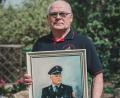Bild: Lukas Meister
Seit 44 Jahren besucht Franz Schneider die Jubilare der Feuerwehr. Er selbst freut sich immer noch über das Gemälde, dass er zum 60 . Geburtstag von der Wehr bekam.