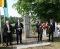 Bild: wro
Der feierliche Akt am Mahnmal zum Frieden endete mit einer Kranzniederlegung durch Anton Hauptmann und Ferdinand Lienerth (3. bzw. 4. von links). Die Ansprachen hielten der stellvertretende Landrat Günther Kopp aus Kulmain und Fuchsmühls Bürgermeister Wolfgang Braun (von links). Den kirchlichen Segen spendete Pfarrer Joseph (rechts).