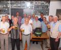 Bild: bkr
50 Jahre Vereinslokal „Zur alten Schmiede“ - Anstoß zum Jubiläum mit einem gespendeten Bier von der Brauerei. Ihre Freude am Singen haben nach fünf Jahrzehnten behalten Georg Ziegler, Günther Hartmann, Oskar Heinl, Johann Sischka und Josef Schönfelder (von links, Sänger mit Bierkrug).