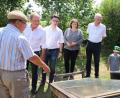 Bild: Dobler, Thomas [TD] (thomas.dobler@oberpfalzmedien.de)
Imker-Vorsitzender Hermann Bronold (links) führte die Gäste aus der Politik auf dem Gelände des Lehrbienenheims herum.