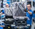 Bild: Armin Weigel/dpa
Mitarbeiter arbeiten in der Produktion beim Autozulieferer Grammer an Fahrersitzen.
