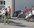 Bild: rha
Pfarrer Josef Wittmann und die Ministranten führten die Lichterprozession um das BRK-Heim St. Ägidius an.