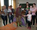 Bild: wro
200 Euro   übergibt LSG-Vorsitzender Alexander Derwart an   Mitglieder der Fuchsmühler Krabbelgruppe. Im Bild (von links) Jenny Höfer mit Finn, Pamela Lang mit Töchterchen Mariella, Alexander Derwart, Thomas Beer mit Raphael, Lara, Lene und Julia Mayerhöfer sowie Jessica Höfer mit Elias.