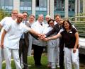Bild: Klinikum/Uschold
Ziehen an einem Strang (von links): Tobias Härtl und Martin Weinfurter (onkologische Trainingstherapie), Martin Mayr (DAK), Dr. Ludwig Fischer von Weikersthal (Onkologie), Peter Fischer (Ernährungsteam), Dr. Anja Tobermann (Strahlentherapie), Manuela Schaber (Frauenklinik/integrative Onkologie), Dr. Harald Hollnberger (Ärztlicher Direktor), Elisabeth Gaulard-Hirth (Ernährungsteam) sowie Doris Kastner (Stressbewältigung).