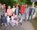 Bild: hai
Das Jubelpaar Gisela und Kurt Schröter (Dritte und Vierter von links) im Kreise der Familienangehörigen Celina Dötsch, Katrin Dötsch, Manuela Schröter, Helmut Wagner, Maria Dötsch und Günther Wagner (von links stehend), Thomas Schindler mit Tochter Paula, Sonja Schindler mit Tochter Raphaela sowie Resi Wagner (knieend von links).