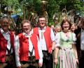 Bild: ohr
Josef Lobenhofer (Zweiter von rechts, mit Gattin Marita) feierte im Gasthof Bodensteiner Stulln seinen 60. Geburtstag. Drei Blaskapellen mit ihren Vorständen (von links) Richard Karl (Pischdorf), 1. und 2. Vorstand Richard Fischer und Sebastian Wittl (Schmidmühlen) sowie 1. Vorstand Dionys Böckl (rechts/Schwarzenfeld) überbrachten dem Jubilar die Glückwünsche mit dem „Musikantengruß“ im Chor, intoniert von 75 Musikern.