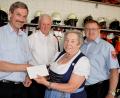 Bild: es
Elisabeth Lazarus (Zweite von rechts), Schatzmeisterin der Tännesberger in München, überreicht Feuerwehr-Vorsitzendem Josef Kirchberger (links) 1800 Euro. Darüber freuen sich auch Kassier Bernhard Zimmet (rechts) und Altbürgermeister Horst Robl.