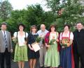 Bild: fpoz
Ehrung nach der Serenade:  Im Bild von links Berthold Strahl, Jutta Heindl, Martina Nettles, Gerhard Ernstberger, Renate Schraml, Christa Köllner und Pfarrer Robert Ploß.