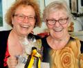 Bild: Huber
Bürgermeisterin Brigitte Netta gratuliert der Jubilarin Rosina Hohl (rechts) zu ihrem 90. Jubeltag.