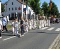 Bild: Ulla Britta Baumer
Traditionell begleiteten die Erstkommunionkinder die Prozessionen - hier der Zug durch Mitterteich.