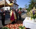 Bild: Graser, Martin [MNG]
Die Pfarrei Sankt Georg in Pressath feierte am Donnerstag das Fronleichnamsfest mit einer Prozession, die gelebtes Christentum versinnbildlicht: Zum Ende des Osterfestkreises symbolisiert sie den christlichen Lebensvollzug, das gläubige "Wallen", das Ziehen durch die Zeit, dem ewigen Vater entgegen.