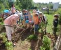 Bild: exb
Im Bauerngarten legten die Schlaugärtnerzwerge des Kindergartens St. Nikolaus in Theuern fleißig mit Hand an, um die Kartoffeln in die Furche zu stecken.
