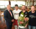 Bild: Schönberger, Gabi
Zur Wiedereröffnung gratulierten dem neuen Pächter Vaclav Zvelebil (Zweiter von rechts) und Koch Martin Kejr Oberbürgermeister Kurt Seggewiß und Michael Weiß, Vorsitzender des Dartclubs „Don Promillo’s“ (rechts).