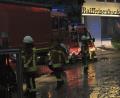 Bild: kro
Heftige Regenfälle spülten erneut Wassermassen und Schlamm durch die Konnersreuther Ortsmitte. Überflutet wurde auch wieder die Schafferhof-Baustelle (rechts). Aktive von neun Feuerwehren waren im Einsatz, darunter eine Gruppe aus Kemnath mit Hochwasser-Spezialausrüstung.