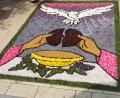 Bild: e
In Kümmersbruck steht die Kolpingsfamilie besonders früh auf, um den prächtigen Blumenteppich zu gestalten.