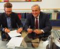 Bild: Bühner
BAM.Geschäftsführer Marco Bauer (links) unterzeichnet den Grundstückskaufvertrag. Vorher hatte Oberbürgermeister Kurt Seggewiß unterschrieben.