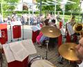Bild: dob
Bei der Vohenstraußer Blasmusik mit Kapellmeister Johannes Gruber ist beste Unterhaltung garantiert. In diesem Jahr bestreiten die Musikanten den Serenaden-Auftakt im Stadtpark und blasen sogar die schwarzen Gewitterwolken erfolgreich weg.