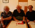 Bild: ebr
Walter Pilsak begleitete musikalisch den Vortrag von Hans Lauth und Berthold Kellner (von links) über Ludwig Thoma.