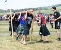 Bild: eya
"Baumstammslalom"  war eine der Disziplinen der fünften "Highland-Games" auf Schloss Guteneck