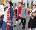 Bild: lg
Unter den Klängen des Kolping-Spielmannszugs marschiert die Festgesellschaft zum Marktplatz. Bilder: lg (2)