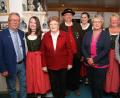 Bild: wro
Für ihre Treue zum Verein wurden Richard Strobl (rechts), Resi Kreger (3. von rechts) und Elfriede Gareis (3. von links) geehrt. Zur neuen Schriftführerin wurde Marina Scholz (4. von rechts) ernannt. Vorsitzender Gerhard Brabec (4. von links) und 2. Vorsitzende Silke Wolfrum (2. von rechts) gratulierten. Den Glückwünschen schlossen sich auch Bürgermeister Toni Dutz und die Sprecherin der Jugend Franziska Lang (von links) an.