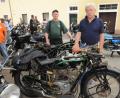 Bild: ge
Willi Segerer (hinten) und Manfred Markert sind mit ihren D-Rädern zum Frühschoppen geeilt. Sie besitzen viel Motorrad-Geschichte.
