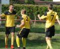 Bild: Gebert, Rudolf
Daniel Lauterbach (links) lässt sich von Daniel Kahrig (Nummer 2) und Justin Wagner (Nummer 7) feiern: Mit seinem Traumtor zum 1:1 leitete Lauterbach die Wende ein. Am Ende gewann der FC Tirschenreuth das zweite Relegationsspiel zur Bezirksliga gegen den SV Mistelgau mit 3:1.